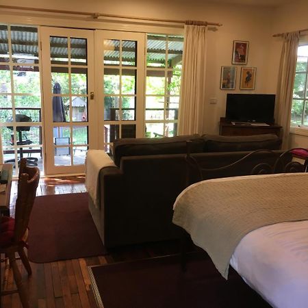 Stone'S Throw Cottage Bed And Breakfast Belgrave Exterior foto